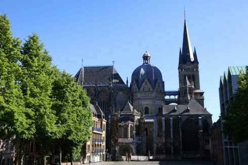 Aachens Domkirkche sett fra Karlsplatz, med det runde Pfalzkapelle i midten fra cirka år 800, på Karl den stores tid, og den gotiske korhallen til venstre. Foto: © A. Steindl / ats Aachen, Kaiserpfalz, Pfalzkapelle, Karl den Store, pilegrimsmål, karolingisk romansk arkitektur, tidlig middelalder, tidlig kristendom, skattkammeret, klosterhage, Unescos liste over Verdensarven, Vest-Tyskland