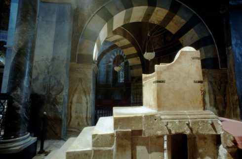 Tronen fra Karl den Stores tid, hvor 31 tyske konger og keisere ble kronet - helt frem til år 1531. Foto: © Andreas Herrmann / ats Aachen, Kaiserpfalz, Pfalzkapelle, Karl den Store, pilegrimsmål, karolingisk romansk arkitektur, tidlig middelalder, tidlig kristendom, skattkammeret, klosterhage, Unescos liste over Verdensarven, Vest-Tyskland