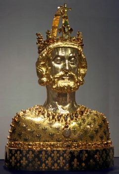 Byste av Karl den Store antas å være produsert i år 1349, samme år som Europa ble herjet av Svartedauen. Legg merke til både den tyske ørnen på kappen og den franske liljen nederst. Foto: Beckstet / Wikipedia Aachen, Kaiserpfalz, Pfalzkapelle, Karl den Store, pilegrimsmål, karolingisk romansk arkitektur, tidlig middelalder, tidlig kristendom, skattkammeret, klosterhage, Unescos liste over Verdensarven, Vest-Tyskland