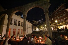 Fra plassen Hof med den rekonstrerte porticoen, slik den sto under romertiden. Dom og Pfalzkapelle i bakgrunnen. Foto: © Andreas Herrmann / ats Aachen, Hof, Kaiserpfalz, Pfalzkapelle, Karl den Store, pilegrimsmål, karolingisk romansk arkitektur, tidlig middelalder, tidlig kristendom, skattkammeret, klosterhage, Unescos liste over Verdensarven, Vest-Tyskland