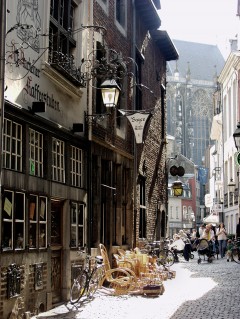 Det historiske smuget Körbergasse leder mot Münsterplatz, Dom og Pfalzkapelle. Foto: © Andreas Herrmann / ats Aachen, Körbergasse, Kaiserpfalz, Pfalzkapelle, Karl den Store, pilegrimsmål, karolingisk romansk arkitektur, tidlig middelalder, tidlig kristendom, skattkammeret, klosterhage, Unescos liste over Verdensarven, Vest-Tyskland