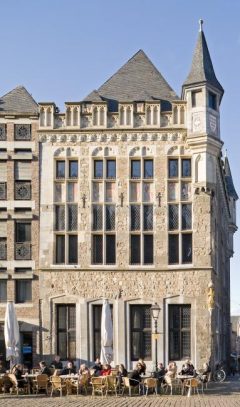 Löwenstein Haus, opprinnelig fra år 1344, ligger ved Marktplatz på nordsiden av det gotiske rådhuset fra samme periode. Foto: © Andreas Herrmann / ats Aachen, Löwenstein Haus, Kaiserpfalz, Pfalzkapelle, Karl den Store, pilegrimsmål, karolingisk romansk arkitektur, tidlig middelalder, tidlig kristendom, skattkammeret, klosterhage, Unescos liste over Verdensarven, Vest-Tyskland