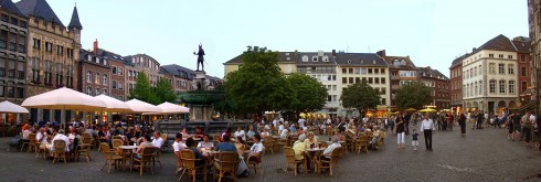 Fra møteplassen Marktplatz foran det gotiske rådhuset, der det er et yrende liv i sommersesongen. Foto: © Andreas Herrmann / ats Aachen, Kaiserpfalz, Pfalzkapelle, Karl den Store, pilegrimsmål, karolingisk romansk arkitektur, tidlig middelalder, tidlig kristendom, skattkammeret, klosterhage, Unescos liste over Verdensarven, Vest-Tyskland