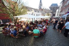 Det er livlig på Hof, en av de mange plassene i Aachens historiske bydel. Foto: © A. Steindl / ats Aachen, Kaiserpfalz, Pfalzkapelle, Karl den Store, pilegrimsmål, karolingisk romansk arkitektur, tidlig middelalder, tidlig kristendom, skattkammeret, klosterhage, Unescos liste over Verdensarven, Vest-Tyskland