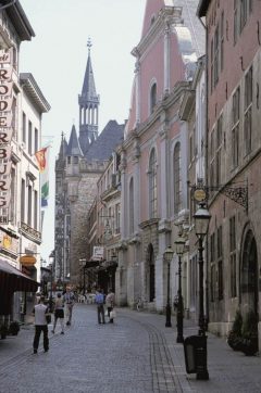 Pontstrasse leder ut til Marktplats - middelalderhuset Löwenstein Haus med hjørnespir i bakgrunnen - ferdigstilt i år 1344. Foto: © Bernd Schröder / ats Aachen, Pontstrasse, Kaiserpfalz, Pfalzkapelle, Karl den Store, pilegrimsmål, karolingisk romansk arkitektur, tidlig middelalder, tidlig kristendom, skattkammeret, klosterhage, Unescos liste over Verdensarven, Vest-Tyskland