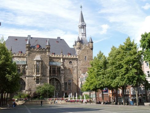 Det gotiske rådhuset fra tidlig på 1300-tallet sett fra Karlsplatz mellom Dom/Pfalzkapelle og rådhuset - på grunnmurene av Königshalle på illustrasjonen over. Aachen, Rathaus, Kaiserpfalz, Pfalzkapelle, Karl den Store, pilegrimsmål, karolingisk romansk arkitektur, tidlig middelalder, tidlig kristendom, skattkammeret, klosterhage, Unescos liste over Verdensarven, Vest-Tyskland