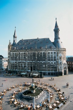 Marktplatz med Karlsbrunnen og det gotiske rådhuset fra første del av 1300-tallet, bygd på grunnmurene til Karl den Stores keiserpalass fra 790-årene. Foto: © Bernd Schröder / ats Aachen, Kaiserpfalz, Pfalzkapelle, Karl den Store, pilegrimsmål, karolingisk romansk arkitektur, tidlig middelalder, tidlig kristendom, skattkammeret, klosterhage, Unescos liste over Verdensarven, Vest-Tyskland