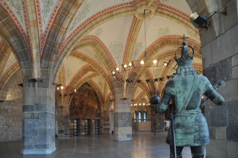 Fra den gotiske kroningssalen i Aachens Rathaus med skulptur av Karl den Store. Foto: © Andreas Herrmann / ats Aachen, Kaiserpfalz, Rathaus, Krönungssaal, Pfalzkapelle, Karl den Store, pilegrimsmål, karolingisk romansk arkitektur, tidlig middelalder, tidlig kristendom, skattkammeret, klosterhage, Unescos liste over Verdensarven, Vest-Tyskland