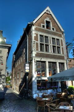 Kneipa Rose am Dom ligger et steinkast fra Dom og Pfalzkapelle - rett ned smuget, så ligger kirken på venstre hånd. Bygningen er opprinnelig fra 1340-årene. Aachen, Rose am Dom Kaiserpfalz, Pfalzkapelle, Karl den Store, pilegrimsmål, karolingisk romansk arkitektur, tidlig middelalder, tidlig kristendom, skattkammeret, klosterhage, Unescos liste over Verdensarven, Vest-Tyskland