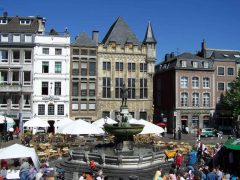 Fra Marktplatz foran rådhuset med Karlsbrunnen - fontenen med skulpturen av Karl den Store. Löwenstein Haus fra middelalderen i bakgrunnen. Foto: Wolf Meusel / Wikipedia Aachen, Kaiserpfalz, Pfalzkapelle, Karl den Store, pilegrimsmål, karolingisk romansk arkitektur, tidlig middelalder, tidlig kristendom, skattkammeret, klosterhage, Unescos liste over Verdensarven, Vest-Tyskland