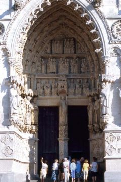 St Firmins portal med feltet med medalliongene med stjernetegnene nederst. Foto: © AS FLAMENT, Amiens Métropole Amiens, St Firmins portal, Cathédrale Notre-Dame, middelalder, gotikken, katedralby, Unescos liste over Verdensarven, Nord-Frankrike