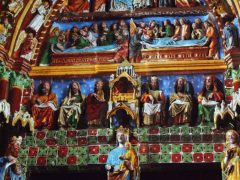 Mariaportalen på vestfasaden har et helt annet uttrykk enn Vierge Dorée: Maria og Jesusbarnet lyssatt med farger, slik portalen fortonet seg i middelalderen. Foto Mattana / Wikipedia Amiens, Cathédrale Notre-Dame, middelalder, gotikken, katedralby, Unescos liste over Verdensarven, Nord-Frankrike
