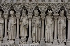 Kongerekken under rosevinduet. Nr 2 fra høyre skiller seg ut fra de øvrige, og minner om skulpturer fra Reims katedrals verksted, som også leverte til Bambergs katedral. Foto: © Laurent Rousselin, Amiens Métropole Amiens, Cathédrale Notre-Dame, middelalder, gotikken, katedralby, Unescos liste over Verdensarven, Nord-Frankrike