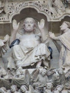 Kristus har den sentrale plassen i tympanon over dørene til midtportalen. Foto: © Yvonne Rieschke, Amiens Métropole Amiens, Cathédrale Notre-Dame, middelalder, gotikken, katedralby, Unescos liste over Verdensarven, Nord-Frankrike