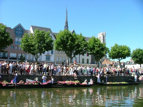 Fra juni-markedet, hvor blomster og grønnsaker fra Hortillonages selges fra båtene, som i gamle dager. Foto: © OT Amiens Métropole Amiens, Cathédrale Notre-Dame, middelalder, gotikken, katedralby, Unescos liste over Verdensarven, Nord-Frankrike