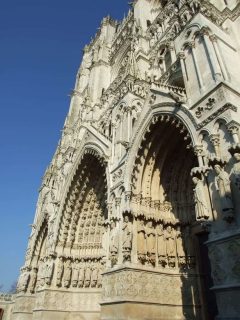 Portalene er fremskutt mellom strebepilarene som støtter den relativt spinkle vestfasadeveggen. Foto: © Yvonne Rieschke, Amiens Métropole Amiens, vestfsade, Cathédrale Notre-Dame, middelalder, gotikken, katedralby, Unescos liste over Verdensarven, Nord-Frankrike