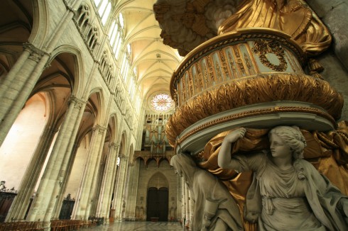 Den barokke prekestolen gir en fin kontrast til den ellers nøkterne gotikken. Foto: © AS FLAMENT, Amiens Métropole Amiens, Cathédrale Notre-Dame, prekestol, middelalder, barokken, katedralby, Unescos liste over Verdensarven, Nord-Frankrike