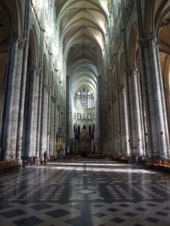 Skipet og koret med apsiden - dimensjonene og enkelheten er slående. Foto: © Yvonne Rieschke, Amiens Métropole Amiens, Cathédrale Notre-Dame, middelalder, gotikken, katedralby, Unescos liste over Verdensarven, Nord-Frankrike