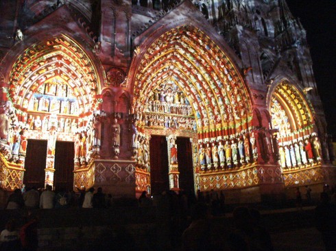 Slik så portalene på vestfasaden til Notre-Dame d'Amiens ut - sterke farger som nesten gjorde skulpturene levende for middelalderens mennesker. Foto: Arriqui / Wikipedia Amiens, Cathédrale Notre-Dame, middelalder, gotikken, katedralby, Unescos liste over Verdensarven, Nord-Frankrike