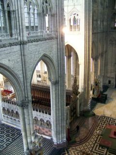 Korstolene sett fra triforiet over arkadene ved tverrskipet, omtrent der kirken ble påbegynt i år 1220. Foto: © Guillaume Piolle / CC-BY-3.0 / Wikipedia Amiens, Notre-Dame, korstoler, trancept, middelalder, katedralby, Unescos liste over Verdensarven, Nord-Frankrike