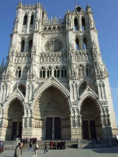 Legg merke til hvor harmonisk og effektivt vestfasaden er bygget opp. Foto: © Yvonne Rieschke, Amiens Métropole Amiens, Cathédrale Notre-Dame, middelalder, gotikken, katedralby, Unescos liste over Verdensarven, Nord-Frankrike