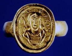 Kong Childerik var Merovechs etterfølger og hersket fra år 458 til 481. Her avbildet på en signetring. Kilde: Wikipedia Amiens, merovingertid, middelalder, katedralby, Unescos liste over Verdensarven, Nord-Frankrike