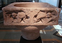 Musée Picardie: En døpefont fra 1100-tallet - kanskje fra den tidligere katedralen. Foto: Vassil / Wikipedia Amiens, middelalder, katedralby, Unescos liste over Verdensarven, Nord-Frankrike