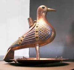 Musée de Picardie: Limoge-produsert due i emaljert og forgylt kopper fra perioden år 1210-20, som ble brukt i nattverden. Foto: Vassil / Wikipedia Amiens, middelalder, katedralby, Unescos liste over Verdensarven, Nord-Frankrike
