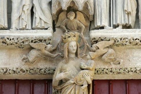 Vierge Dorée - den gyldne jomfru - er Maria med Jesusbarnet midt i Sørportalen kalt - hun var nemlig forgylt helt frem til 1800-tallet. Foto: © Laurent Rousselin, Amiens Métropole Amiens, Cathédrale Notre-Dame, middelalder, gotikken, katedralby, Unescos liste over Verdensarven, Nord-Frankrike
