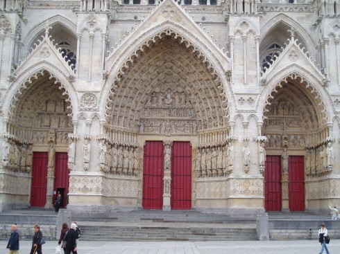 Vestfasaden ble gjort ferdig i perioden mellom år 1225 og 1240, inklusive de tre portalene, hele skulpturprogrammet og all øvrig dekor helt opp til rosevinduet! Foto: Amanda Slater / Wikipedia Amiens, Cathédrale Notre-Dame, middelalder, gotikken, katedralby, Unescos liste over Verdensarven, Nord-Frankrike