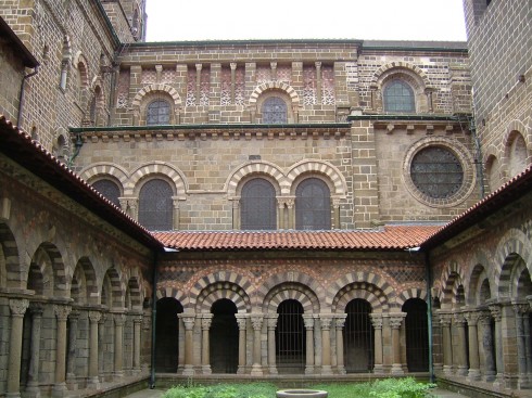 Klosterhagen som tilhører katedralen er meget harmonisk, omgitt av arkader med steiner i to farger. Foto: © reisdit.no Le Puy en Velay, Notre Dame, klosterhage, Unescos liste over Verdensarven, Massif Central, Sør-Frankrike