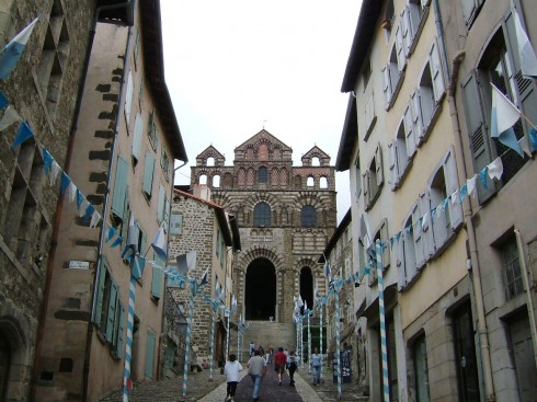 Cathédrale de Notre-Dame ligger i øverst i gamlebyen. Så bratt er det at trappen som leder deg inn via hovedportalen, ender midt i kirken. Foto: © reisdit.no Le Puy en Velay, Cathédrale de Notre-Dame, pilegrimsmål, romansk arkitektur, tidlig middelalder, tidlig kristendom, sort madonna, klosterhage, Unescos liste over Verdensarven, Massif Central, Sør-Frankrike