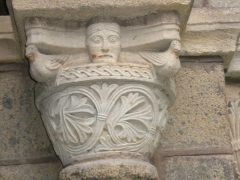Søylegangen rundt klosterhagen har vakkert dekorerte figurkapiteler i romansk stil. Foto: © reisdit.no Le Puy en Velay, Cathédrale de Notre-Dame, pilegrimsmål, romansk arkitektur, tidlig middelalder, tidlig kristendom, sort madonna, klosterhage, Unescos liste over Verdensarven, Massif Central, Sør-Frankrike
