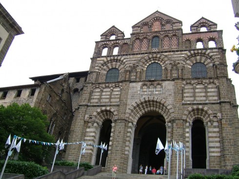Cathédrale de Notre-Dame er synlig fra hele Le Puy en velay, der den troner på høyden øverst i gamlebyen. Foto: © reisdit.no Le Puy en Velay, Cathédrale de Notre-Dame, pilegrimsmål, romansk arkitektur, tidlig middelalder, tidlig kristendom, sort madonna, klosterhage, Unescos liste over Verdensarven, Massif Central, Sør-Frankrike