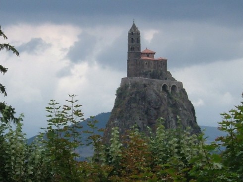 Du tror ikke dine egne øyne - midt i byen ligger denne sukkertoppen med Chapelle St. Michel de Aiguihle fra 900-tallet på toppen. Foto: © reisdit.no Le Puy en Velay, Chapelle St. Michel de Aiguihle, pilegrimsmål, romansk arkitektur, tidlig middelalder, tidlig kristendom, sort madonna, klosterhage, Unescos liste over Verdensarven, Massif Central, Sør-Frankrike