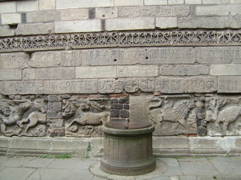 I klosteret vegg i vegg med Cathédrale de Notre-Dame fant vi sammen med flotte relieffer denne innskriften fra middelalderen - tagging er ingen ny oppfinnelse. Foto: © reisdit.no Le Puy en Velay, Cathédrale de Notre-Dame, pilegrimsmål, romansk arkitektur, tidlig middelalder, tidlig kristendom, sort madonna, klosterhage, Unescos liste over Verdensarven, Massif Central, Sør-Frankrike