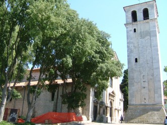 Rett ved forum finner du middelalderkatedralen med vestfasade fra renessansen og en kraftig kampanile - klokketårn. Pula, middelalder, katedral, kampanile, romerske templer, Istria, Kroatia
