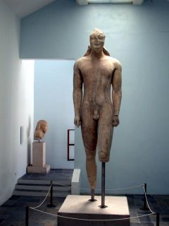 En enorm 5 meter høy kouros fra det sjette århundret før vår tidsregning kan oppleves på Vathys arkeologiske museum på Samos. Samos, Kouros
