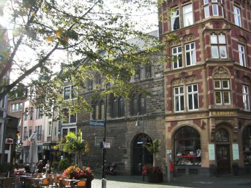 Aachens eldste rådhus fra år 1267, Grashaus, ligger i Schmiedstrasse, rett ved Domkirken. Foto: Panamorio77 Aachen, Kaiserpfalz, Pfalzkapelle, Karl den Store, pilegrimsmål, karolingisk romansk arkitektur, tidlig middelalder, tidlig kristendom, skattkammeret, klosterhage, Unescos liste over Verdensarven, Vest-Tyskland