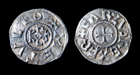 En denar fra Karl den Stores tid ble nylig funnet under utgravinger ved Aachens domkirke. Kilde: Wikipedia Aachen, Kaiserpfalz, Pfalzkapelle, Karl den Store, pilegrimsmål, karolingisk romansk arkitektur, tidlig middelalder, tidlig kristendom, skattkammeret, klosterhage, Unescos liste over Verdensarven, Vest-Tyskland