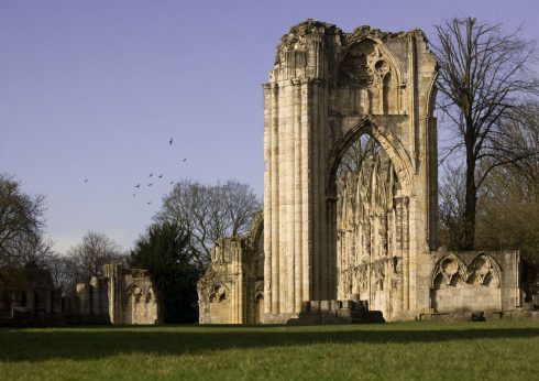 Restene av St Mary's Abbey vitner om Henrik den Åttendes hårdhente fremferd. Foto: © Gareth Buddo / www.visityork.org St Mary's Abbey Ruins, York, Yorkshire, middelalder, katedral, The York Minster, vikinger, vikingtid, romere, romertid, Konstantin den Store, angelsaksere, England, Storbritannia