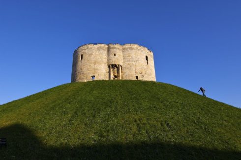 Clifford's tower fra middelalderen er åpent for publikum. Foto: © Jim Richardson / www.visityork.org Clifford's Tower, York, Yorkshire, middelalder, katedral, The York Minster, vikinger, vikingtid, romere, romertid, Konstantin den Store, angelsaksere, England, Storbritannia