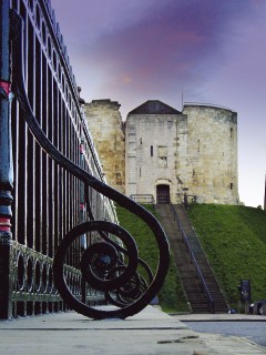 Clifford's Tower ligger på en menneskeskapt haug der elvene Ouse og Foss møter hverandre. Foto: © www.visityork.org Clifford's Tower, York, Yorkshire, middelalder, katedral, The York Minster, vikinger, vikingtid, romere, romertid, Konstantin den Store, angelsaksere, England, Storbritannia