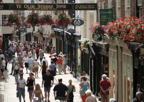 Fra Stonegate i Yorks historiske senter. Gateplanen her er i stor grad uendret siden romertiden. Foto: © Paul Crossman / www.visityork.org York, Yorkshire, middelalder, katedral, The York Minster, vikinger, vikingtid, romere, romertid, Konstantin den Store, angelsaksere, England, Storbritannia