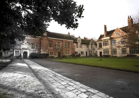 Abbot's House fra år 1270 til venstre ble senere til King's Manor. Foto: © Gareth Buddo / www.visityork.org Abbot's House, King's manor, York, Yorkshire, middelalder, katedral, The York Minster, vikinger, vikingtid, romere, romertid, Konstantin den Store, angelsaksere, England, Storbritannia