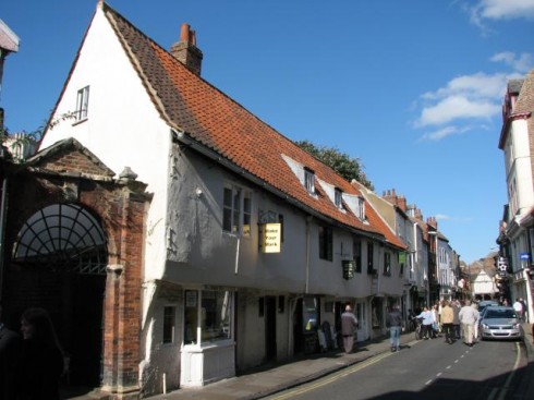 Our Lady's Row er en rekke middelalderhus fra 1300-tallet - praktisk talt i original stand. Foto: © www.historyofyork.org.uk Our Lady's Row, York, Yorkshire, middelalder, katedral, The York Minster, vikinger, vikingtid, romere, romertid, Konstantin den Store, angelsaksere, England, Storbritannia