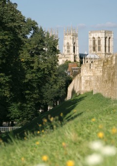 Bymuren fra middelalderen er bygd oppå voller fra vikingtiden som ble fylt over de romerske bymurene. Foto: © www.visityork.org Bymuren, York, Yorkshire, middelalder, katedral, The York Minster, vikinger, vikingtid, romere, romertid, Konstantin den Store, angelsaksere, England, Storbritannia