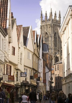 York Minster sett fra Stonegate, en av hovedgatene i gamlebyen. Foto: © Gareth Buddo / www.visityork.org York, Yorkshire, middelalder, katedral, The York Minster, vikinger, vikingtid, romere, romertid, Konstantin den Store, angelsaksere, England, Storbritannia