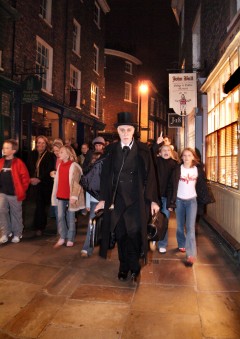 Det er populært å bli med på Ghost Walks i York - det påstås at det spøker i mange av de gamle bygningene. Foto: © Paul Crossman / www.visityork.org Ghost Walks, York, Yorkshire, middelalder, katedral, The York Minster, vikinger, vikingtid, romere, romertid, Konstantin den Store, angelsaksere, England, Storbritannia