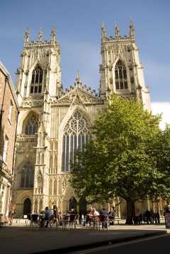 Vestfasaden til Minster med tårn og et enormt blyglassvindu. Foto: © Gareth Buddo / www.visityork.org Minster York, Yorkshire, middelalder, katedral, The York Minster, vikinger, vikingtid, romere, romertid, Konstantin den Store, angelsaksere, England, Storbritannia